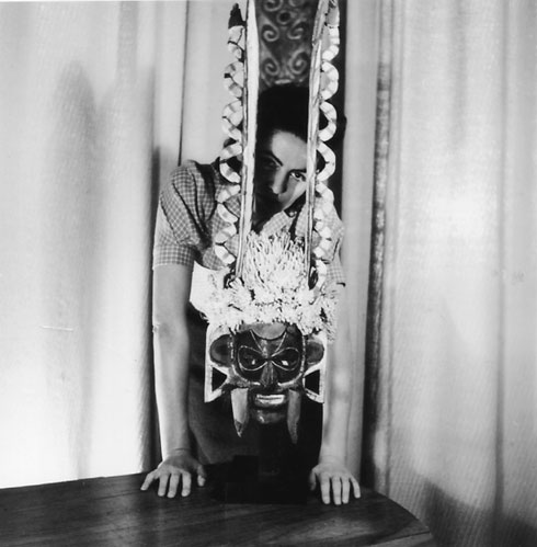 De Artibus Sequanis, les arts en Franche-Comté, Alice Rahon avec un masque, c. 1932